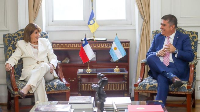 La senadora y exministra junto al alcalde de Santiago de Chile, Mario Desbordes.&nbsp;