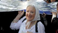 Nora Cortiñas es cofundadora de Madres de Plaza de Mayo y posteriormente líder de la Madres de Plaza de Mayo Línea Fundadora.