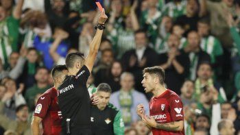 Dupla. Gonzalo Montiel ve la roja mientras Marcos Acuña le discute el fallo al árbitro.
