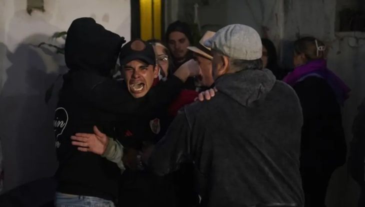 El dolor de la familia de Agostina tras confirmarse su muerte. El dolor de la familia de Agostina tras confirmarse su muerte.