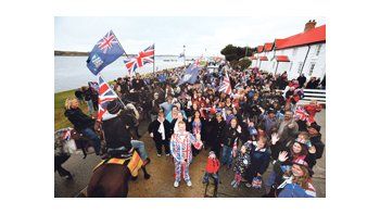 ámbito.com | Festejaron anoche los  kelpers el resultado esperable del referendo en apoyo de  la posición británica sobre  Malvinas. Lo usarán en campañas por el mundo.
