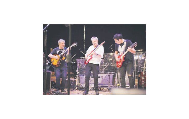 ámbito.com | Guillermo Arrom, David Lebón y Ricardo Mollo en uno de los mejores momentos de “Tu vuelo al fin”, el algo desprolijo pero siempre emotivo homenaje que se le brindó a Luis Alberto Spinetta en el Centro Kirchner.