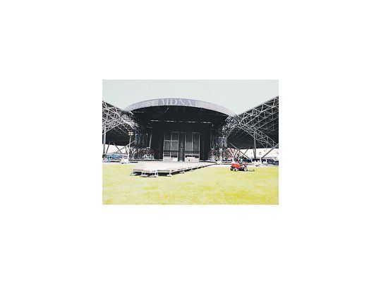 El escenario donde actuará Madonna, cuya instalación llevó dos semanas, cambiará para cada canción, incluirá partes ocultas y una sección, llamada «Diamante», que permitirá a la cantante acercarse a la audiencia.