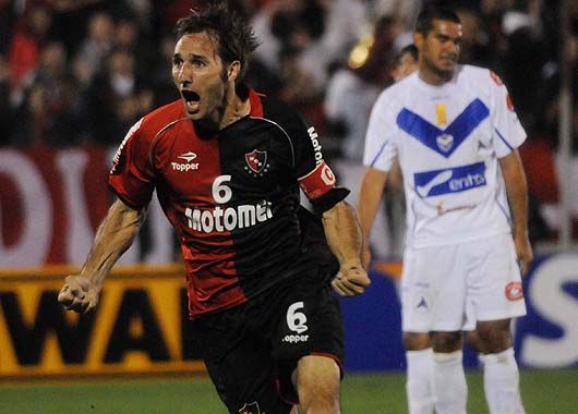 Rolando Schiavi festeja su gol. Anotó el primero y el tercero del equipo.
