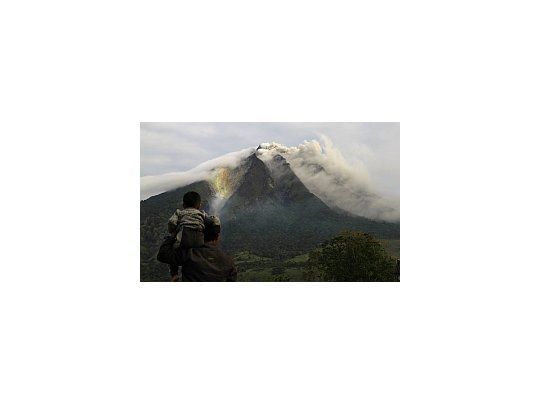 En la zona se registran varios incendios y autoridades enviaron ayuda apara evacuar a los residentes