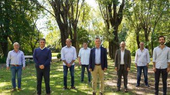 Con su primo Jorge, intendente de Vicente López, como anfitrión, Macri conversó además con los intendentes Néstor Grindetti de Lanús; Diego Valenzuela de Tres de Febrero; Julio Garro de La Plata; Javier Martínez de Pergamino; Guillermo Montenegro de General Pueyrredón; Pablo Petrecca de Junín; y Héctor Gay de Bahía Blanca.