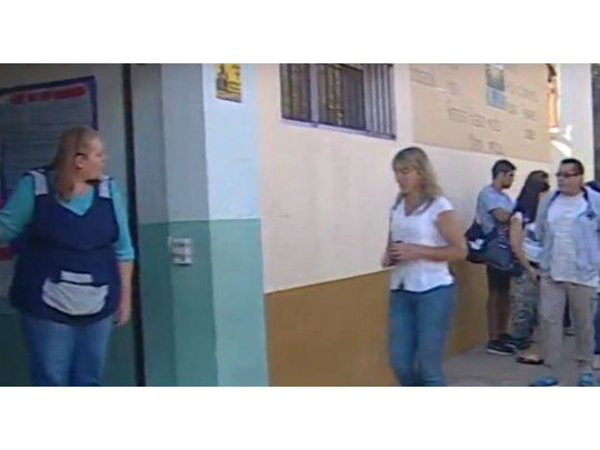 La maestra dicta clases en trecer grado de la escuela Primaria número 22 de Quilmes Oeste (captura de TV C5N)