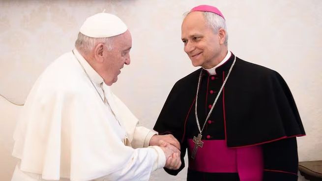 El papa Francisco junto al cardenal Robert Prevost, actual Sumo Pontífice de la Iglesia Católica. 