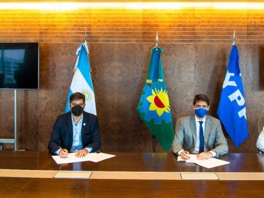 El Jefe de Gabinete de Ministros de la provincia, Carlos Bianco y el CEO de YPF, Sergio Affronti durante la firma del acuerdo.