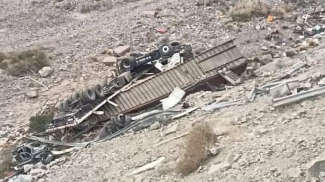 El camión se precipitó al barranco y dio varios vuelcos