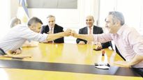 Convenio. Juan Zabaleta, Alberto Fernández, Juan Manzur y Andrés Larroque.