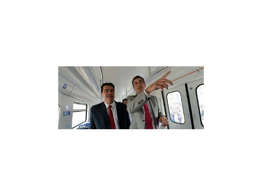Capitanich y Randazzo durante la recorrida en los nuevos vagones.
