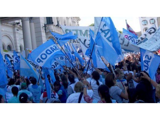 La Justicia ordena devolver los descuentos a docentes por los días de paro
