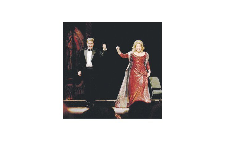 ámbito.com | REENCUENTRO. Renée Fleming con uno de los dos vestidos que lució en el Colón, junto al magnífico pianista Martin Moore.