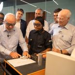 Lula da Silva y Paolo Rocca junto a estudiantes secundarios de la escuela técnica recientemente inaugurada. Lula da Silva y Paolo Rocca junto a estudiantes secundarios de la escuela técnica recientemente inaugurada.