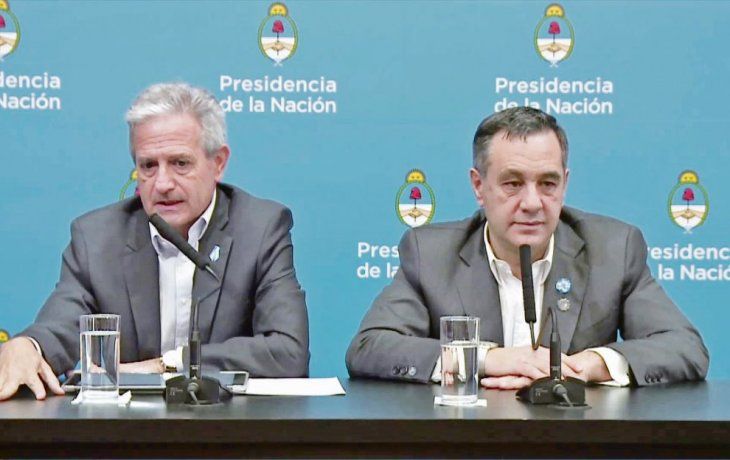 campaña. Alejandro Finocchiaro y Andrés Ibarra, ayer tras la reunión de gabinete. Creen que la fórmula K no es definitiva.
