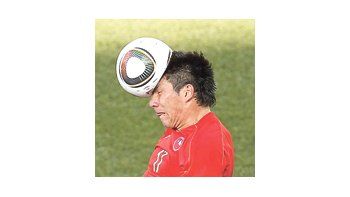 ámbito.com | Se abolla, pero no se pincha. Cabecea Gary Medel y la pelota se le mete en la cabeza. Así es muy difícil darle dirección.