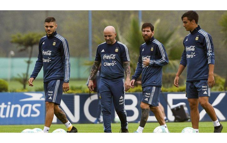 Sampaoli no duda en los integrantes de la delantera: Messi, Dybala e Icardi intentarán marcarle a Uruguay en Montevideo.