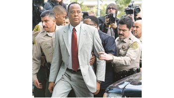 Conrad Murray llegando ayer a los tribunales de Los Angeles.
