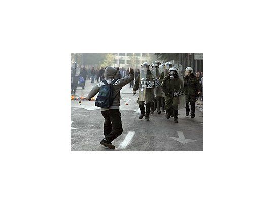 Se produjeron destrozos fuera de la Escuela Politécnica de Atenas.