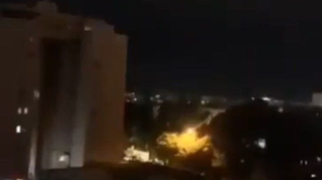 Israel confirmó que no pudo interceptar un misil balístico que impactó en Tel Aviv.