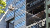 Bomberos apagan el incendio en los pisos afectados