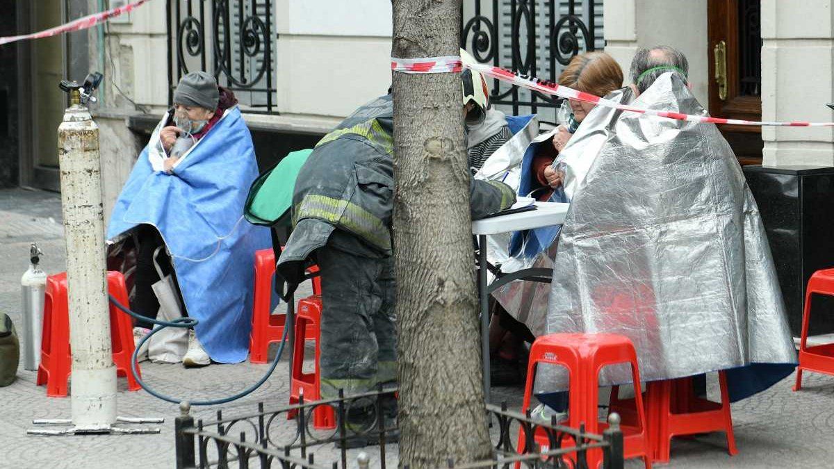 Escape de gas en Balvanera: una persona falleció y al menos 17 inhalaron monóxido de carbono