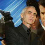 Tamahori dirigió la última película de Pierce Brosnan como el agente 007. Tamahori dirigió la última película de Pierce Brosnan como el agente 007.