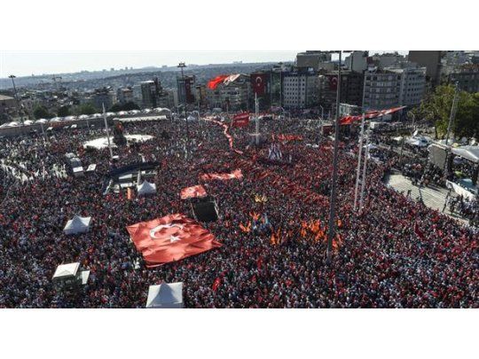 Miles de ciudadanos coparon la plaza de Taksim.