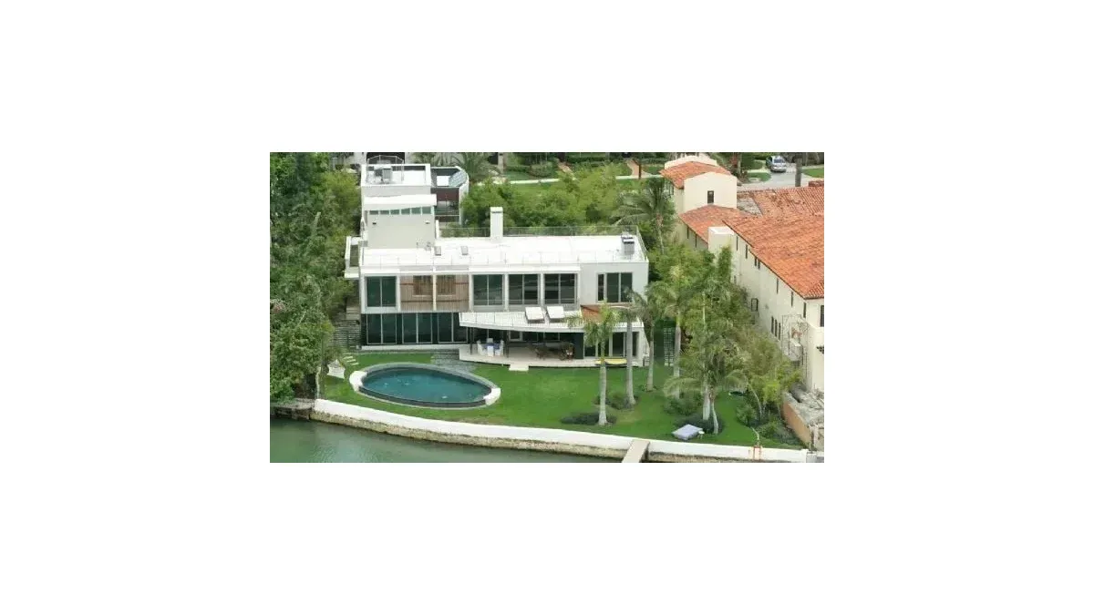 This is the luxurious Chayanne mansion: sophisticated architecture located in a private area in Miami