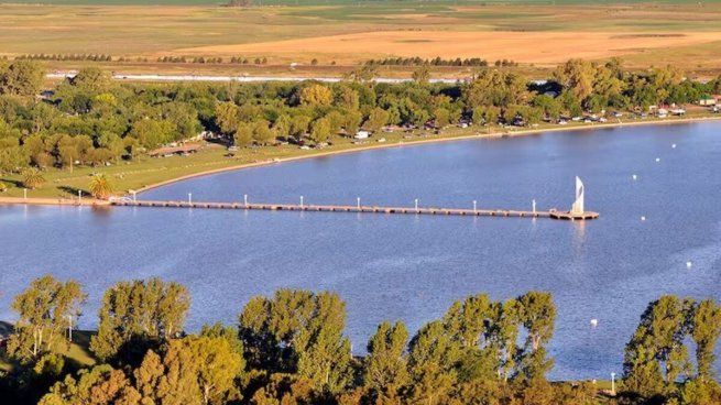 Un espejo de agua y horizonte abierto: la postal bonaerense que invita a frenar el ritmo y quedarse hasta el último rayo de sol.