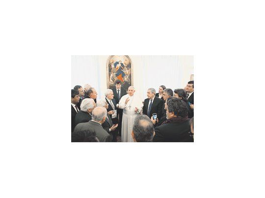 Antonio Caló escucha al papa Francisco, que habló por más de una hora con una nutrida delegación desindicalistas. A la izquierda del Pontífi ce, Rodolfo Daer, exjefe de la CGT y líder del gremio de la Alimentación.Entre otros, lo rodean Omar Suárez (marítimos, SOMU), Omar Viviani (taxistas), Gerardo Martínez (UOCRA) yFrancisco “Barba” Gutiérrez (UOM).