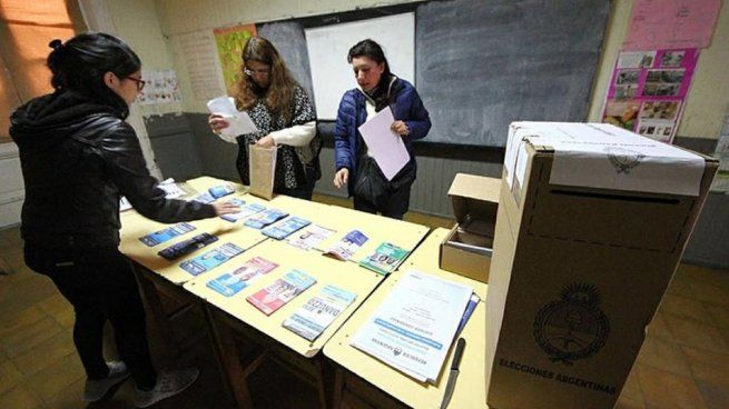 Detienen a una mujer por llevarse boletas de dos partidos
