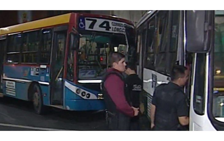 Choque entre dos colectivos dejó al menos 20 heridos
