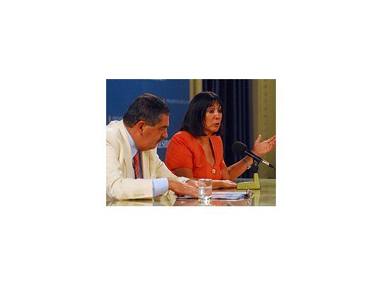 La ministra de Economía, Felisa Miceli, junto al secretario de Hacienda, Carlos Mosse, hoy durante una conferencia en Casa de Gobierno.