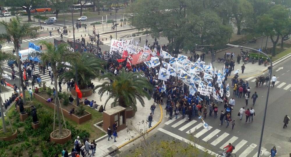 Masiva Marcha Federal en Plaza de Mayo contra ajuste y despidos (foto 6)