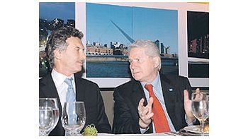 ámbito.com | Mauricio Macri se sentó junto al pastor Palau, pero sólo tuvotiempo de comer la entrada de salmón. Se fue cuando servíanel plato principal.