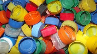 El reciclaje de las tapitas de plástico es muy importante para cuidar el medio ambiente.