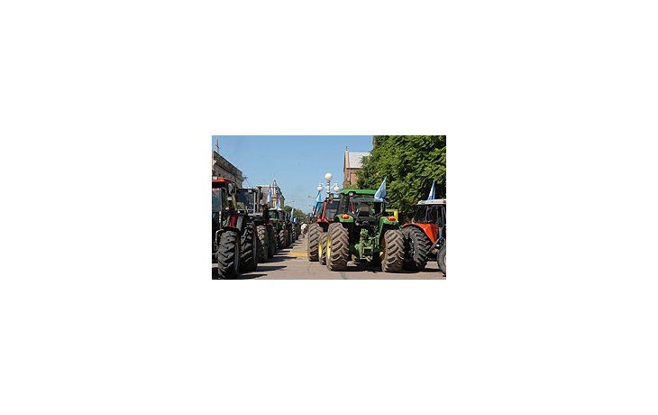 Productores agropecuarios realizan un tractorazo de protesta en la localidad santafesina de Esperanza.