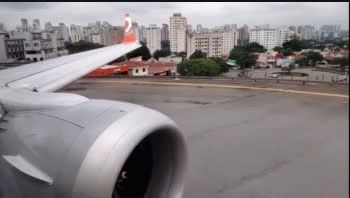 El vuelo 4104 de la aerolínea brasileña Gol partió a las 08H40 locales, con más de 20 minutos de atraso, del aeropuerto de Guarulhos, el mayor de Sudamérica, hacia Porto Alegre.