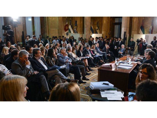 Si bien aún se están cursando las invitaciones, desde la Comisión de Presupuesto y Hacienda de la Cámara alta se espera que los ministros de Educación, Esteban Bullrich, y de Desarrollo Social, Carolina Stanley, acudan a defender el texto aprobado en Diputados.