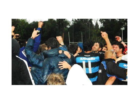 Alegría académica. Los jugadores de Universitario festejaron con su gente el triunfo y la clasificación.