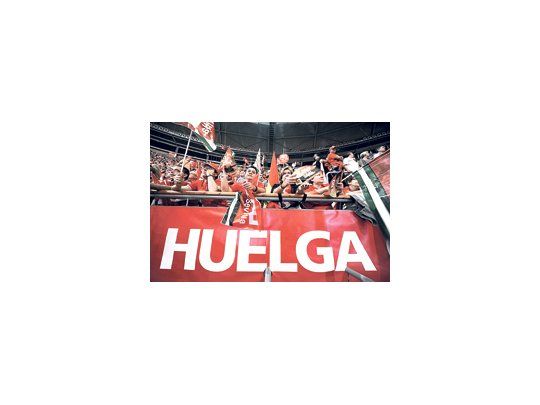 Los dirigentes sindicales convocaron ayer a delegados en la plaza de toros de Vistalegre. Intelectuales y artistas manifestaron su apoyo a la huelga prevista para el 29 de setiembre.