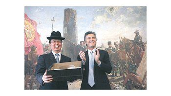 ámbito.com | El alcalde de Shanghái, Han Zheng, festejó el obsequio, un sombrero de tango que le dio Mauricio Macri ayer, cuando lo visitó en el palacio comunal, y nadie se animó a indicarle cómo se usa.