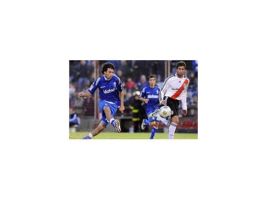 Huracán humilló a River y sigue en la lucha por el torneo.