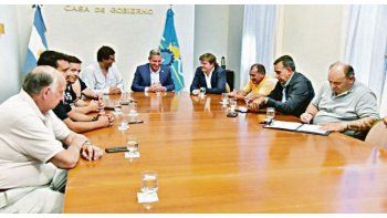 ámbito.com | Arenga. Arcioni, con empresarios pesqueros, que se sumaron al pedido de que la Legislatura apruebe el Acuerdo de Consenso Fiscal con Nación. La provincia ya sufre los rigores de la merma en las remesas federales.