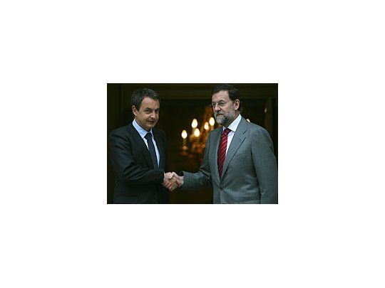 El presidente Zapatero junto al líder del Partido Popular Marino Rajoy