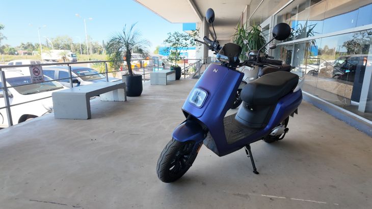LNV V10, scooter eléctrico de estética moderna y formato compacto, orientado a movilidad urbana con foco en eficiencia energética y practicidad operativa LNV V10, scooter eléctrico de estética moderna y formato compacto, orientado a movilidad urbana con foco en eficiencia energética y practicidad operativa