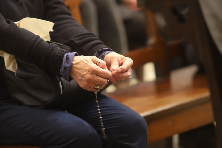 Una persona reza el rosario al interior de la Catedral de Buenos Aires en la despedida del papa Francisco. Una persona reza el rosario al interior de la Catedral de Buenos Aires en la despedida del papa Francisco. 