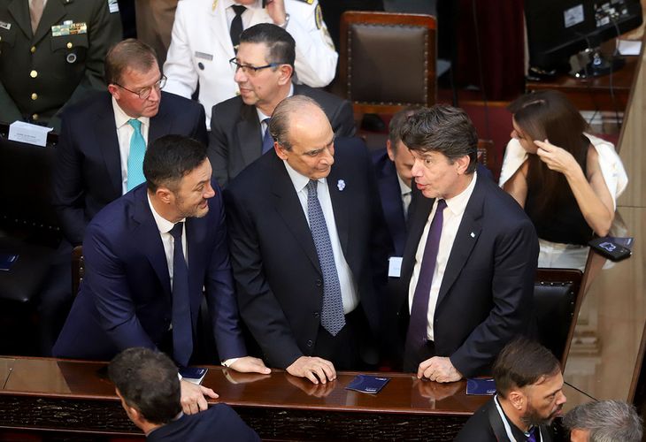 Luis Petri (Defensa), Guillermo Francos (Interior) y Nicolás Posse (exjefe de Gabinete) dialogan durante el discurso de apertura de sesiones del presidente Milei. Luis Petri (Defensa), Guillermo Francos (Interior) y Nicolás Posse (exjefe de Gabinete) dialogan durante el discurso de apertura de sesiones del presidente Milei.